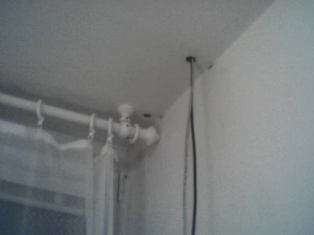 Vrt�n� do stropu se povedlo a� na 3. pokus, ale pak jsem d�rou prot�h i kabel od CB